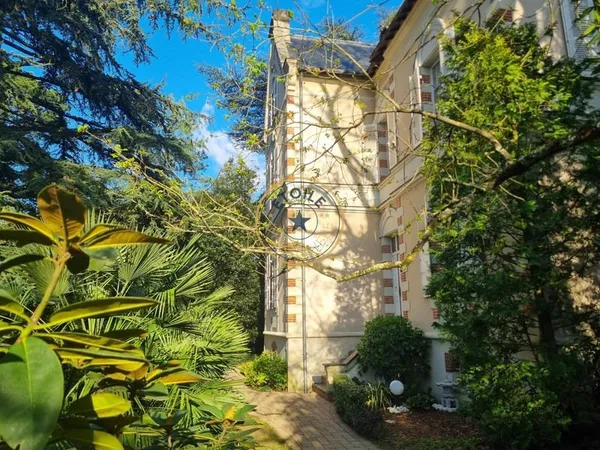Demeure 19ème avec dépendance et son parc au coeur de Mûrs-E