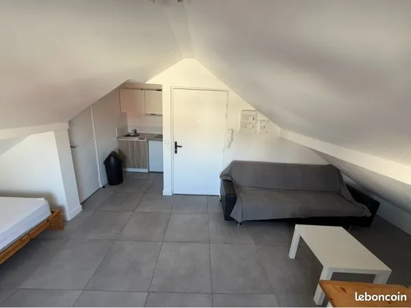 Studio disponible proche cité Descartes et RER A