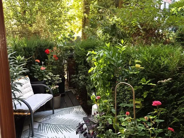 3 pièces rénové, avec terrasse, balcons et vue sur square fleuri
