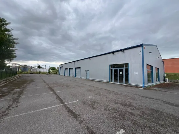 Entrepôt 360 m²