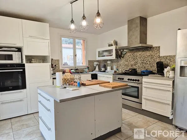 Maison 4 faces avec appartement indépendant - Vue et confort à Casteil