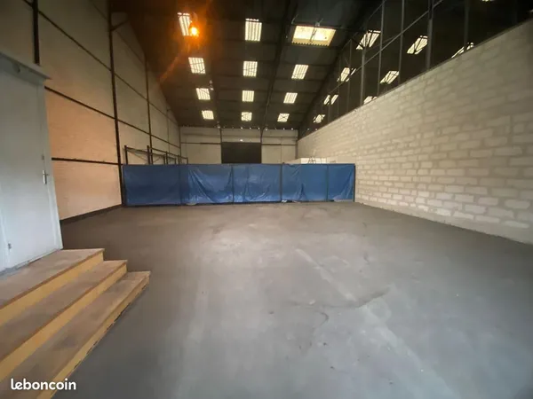 Entrepôt de stockage 135 m² - Port de Gennevilliers - 2 000 HT CC - 9 m hauteur sous plafond- accès 