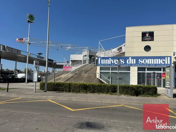 Local commercial 792 m²
