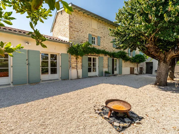 Maison en pierres dorées rénovée sur les hauteurs de Lachassagne avec vue panoramique