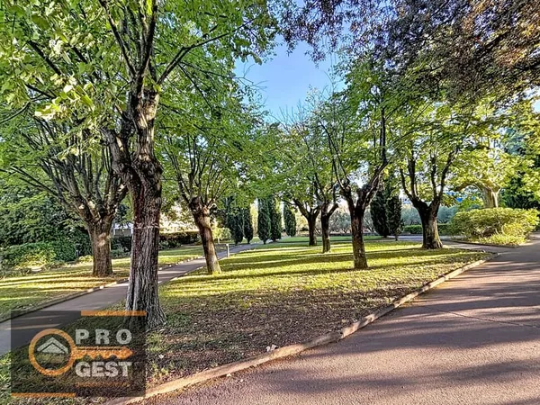 Joli rez de jardin dans résidence avec parc classé garage et