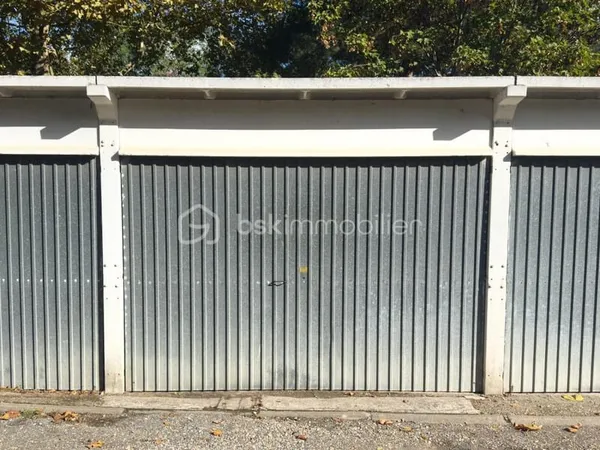 Grand BOX de 16,5 m² proche résidences et RER Massy-Palaiseau !