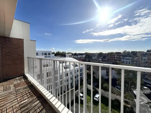Superbe T2 dernier étage balcon + cave + parking