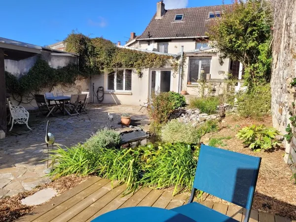Vends maison avec superbes espaces intérieurs et extérieurs - 240m²