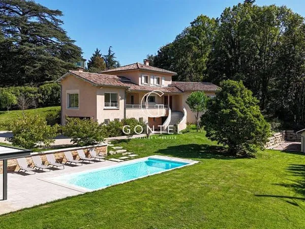 Maison 5 pièces 208 m²