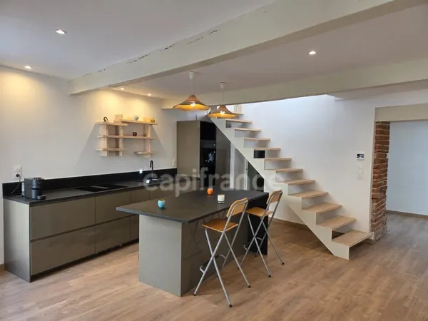 MAISON DE VILLAGE DE 117m2, 5 PIÈCES, 4 CHAMBRES, TERRASSE PROCHE DE SAINT-GALMIER (42330) : CARACTÈ
