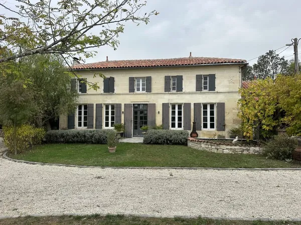 Mons, 13km de Cognac, demeure de charme avec 2 gîtes et pisc