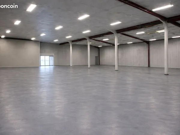 Local commercial 1500 m² Fréjus