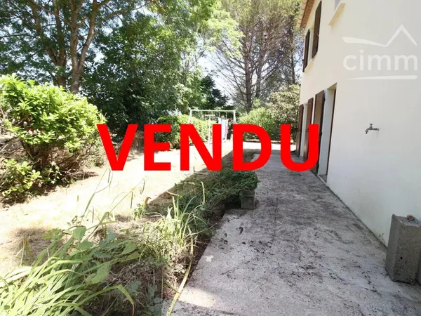 SOUS COMPROMIS une villa avec un jardin et un garage