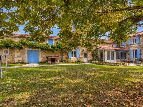MAISON CHARENTAISE RÉNOVÉE 123 m2, AVEC JARDIN ET DÉPENDANC
