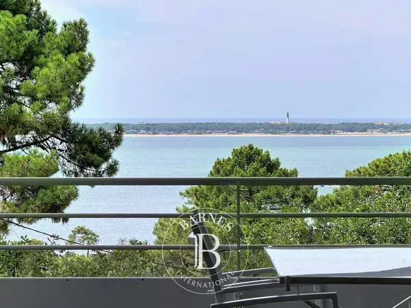 GRANDE VILLA AVEC VUE SUR LE BASSIN DANS LE QUARTIER DU SUPER PYLA, AU PYLA-SUR-MER