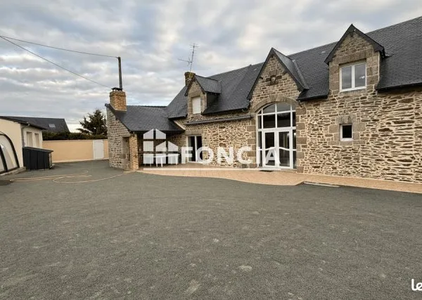 Gîte avec piscine et hangars