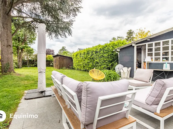 Maison individuelle de 247m2 avec terrasse et jardin, située
