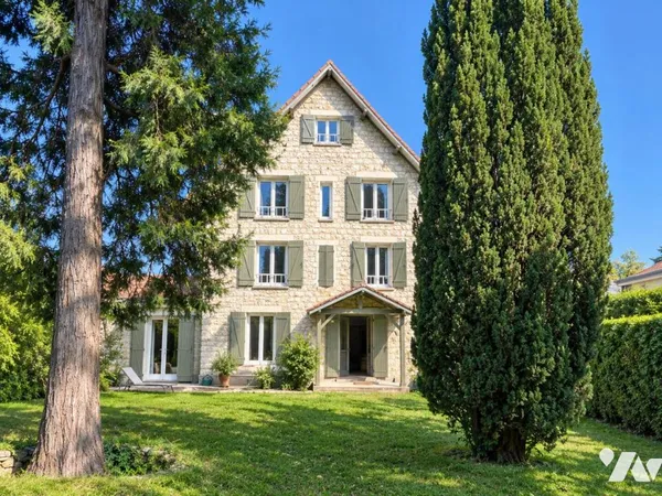 Maison 8 pièces 240 m²