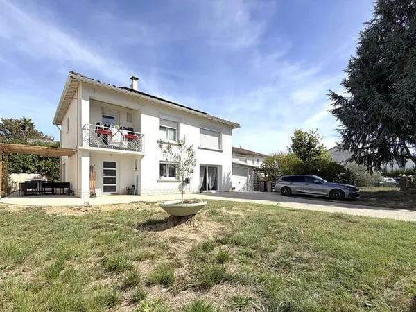 Boé - Maison lumineuse et rénovée de 120 m² avec 3 chambres, garage et jardin dans un quartier calme