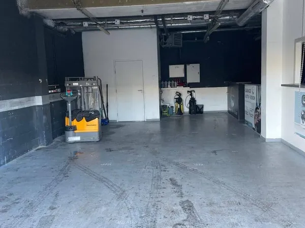 Entrepôt 83 m²