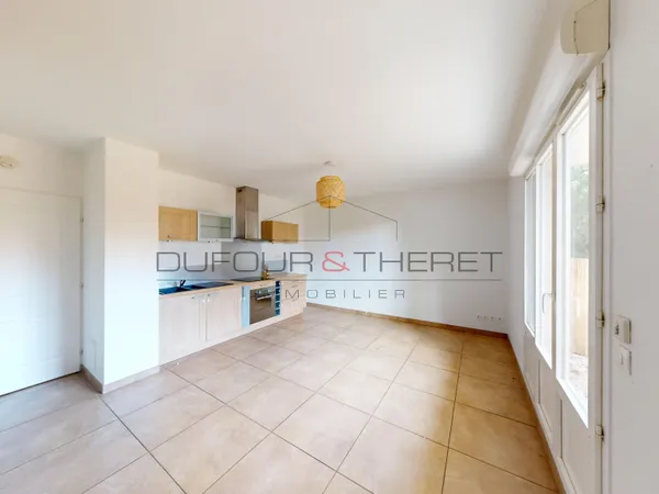 Appartement F3 avec terrasse, parking et box