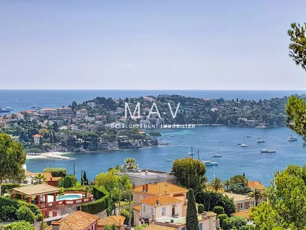 VILLEFRANCHE-SUR-MER / VILLA 5 PIÈCES VUE MER PANORAMIQUE PISCINE TERRASSES JARDIN AU CALME