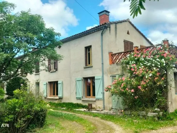 Ancienne ferme d'environ 220 m² avec deux grandes parcelles de terres agricoles, dépendances et puit