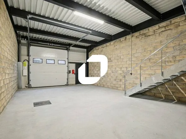 Local d'activité 972 m²