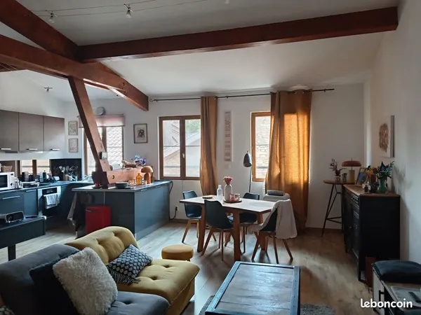 RARE à Crémieu- Appartement de charme 100 m² + garage au rez de chaussée