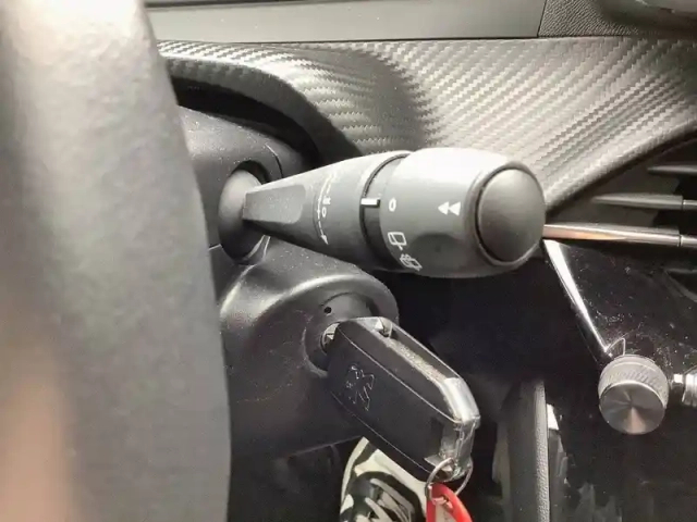 Peugeot 208 puretech 75 s&amp;s bvm5 — photo 19
