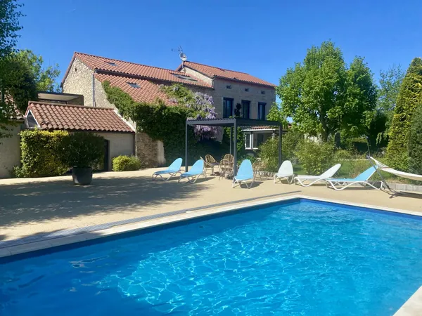 CHARME DE L’ANCIEN ET CONFORT MODERNE – PROPRIÉTÉ FAMILIALE AVEC DÉPENDANCE