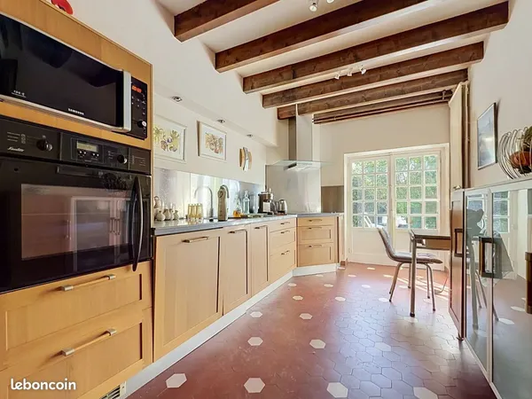 Maison familiale avec 4 chambres, garages et 1 500 m² de terrain à Misérieux