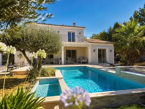 Élégante villa contemporaine au calme, entre mer et arrière-pays