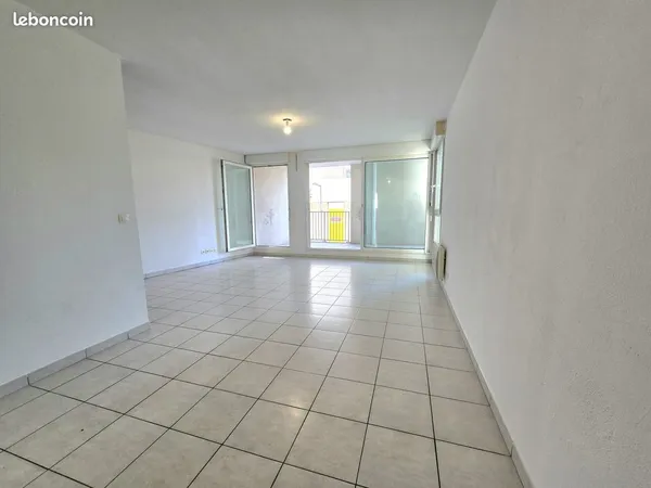 Vends un T3 65m2 avec double garage quartier Joliette Marseille