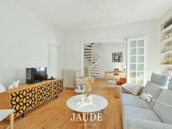 Duplex entièrement rénové en DERNIER ÉTAGE de 164m2 au sol,