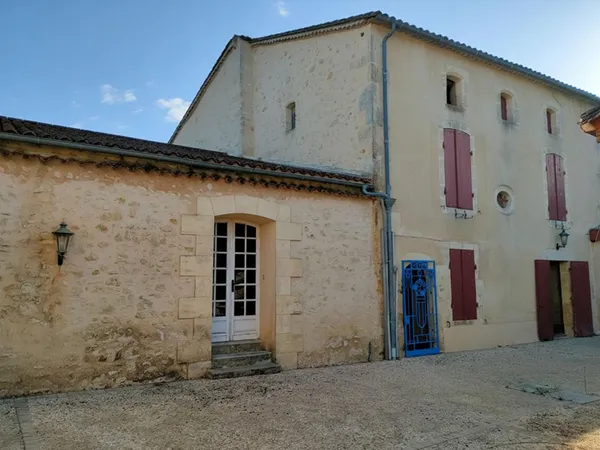 MAISON DE BOURG - 240 M² - 8 PIECES + DEPENDANCES