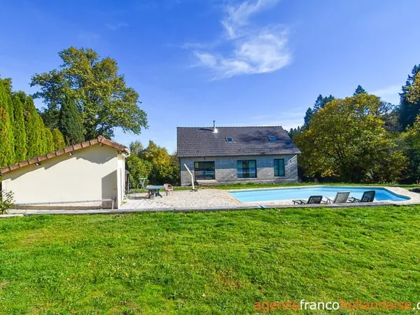 Maison récente avec piscine et étang