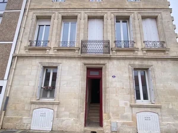 🌟 Studio à rénover - Bel immeuble en pierre - Prix d'entrée rare à Bordeaux Bastide 🌟