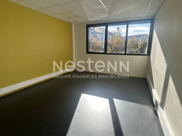 Local de 26.30 m2 avec salle d'attente privative