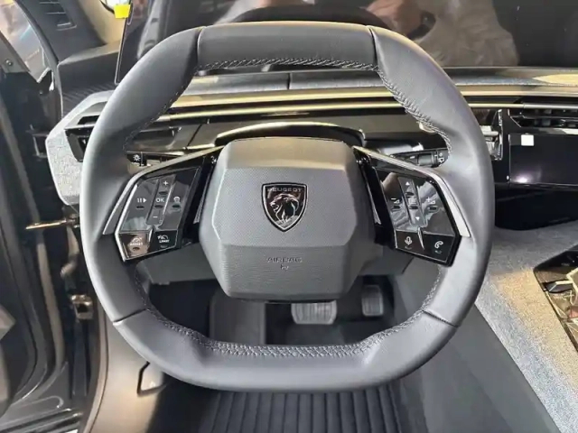 Peugeot 5008 hybrid 145 e-dcs6 — photo 32