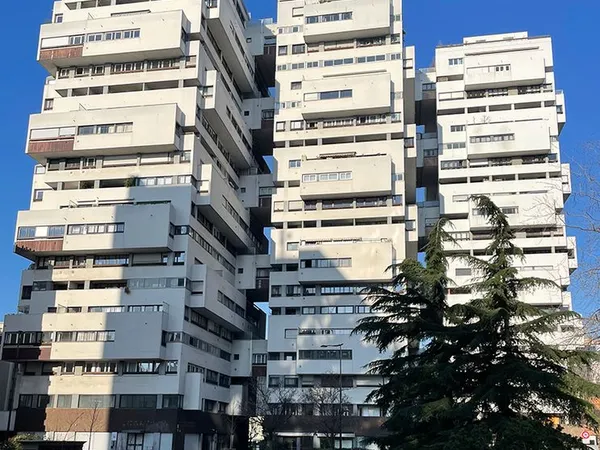 Place de parking double (en enfilade) - immeuble de standing sécurisé