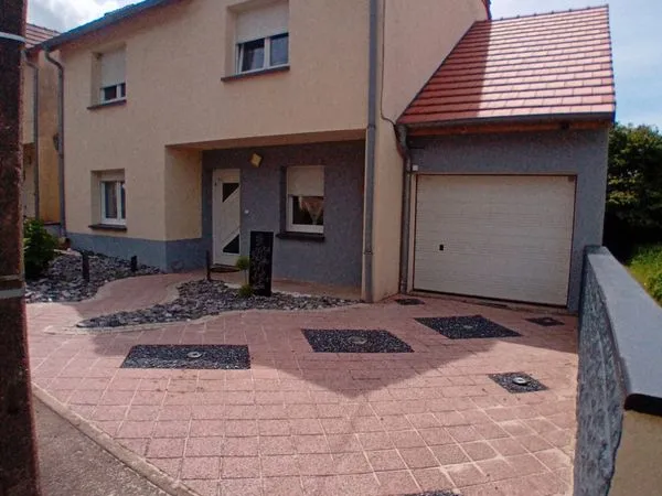 Jolie maison mitoyenne d un cote