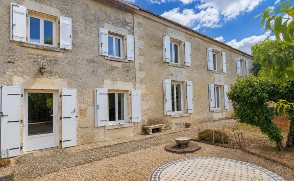 Maison en pierre de caractère avec atelier de 90 m² et grand terrain arboré