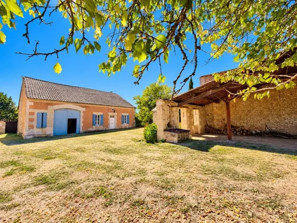 Belle maison en pierre dans un hameau paisible
