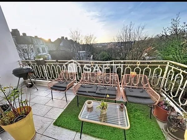 Belle terrasse, commerces et écoles à proximité