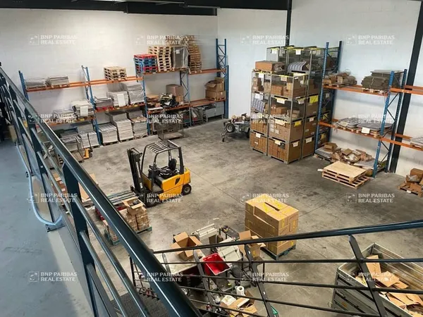 Local d'activité 879 m²