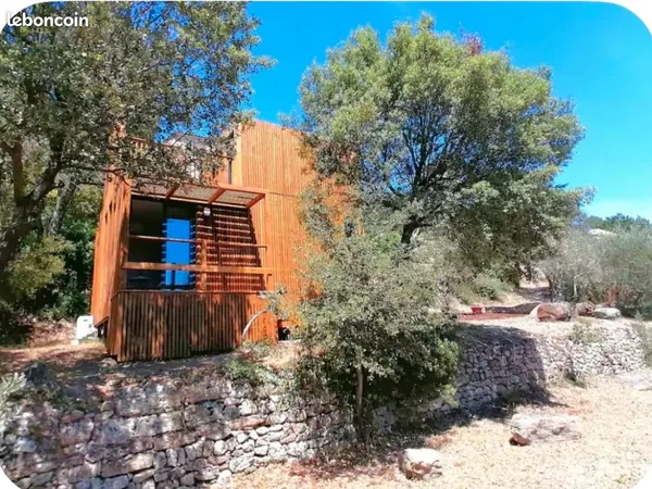 Maison en bois individuelle meublé