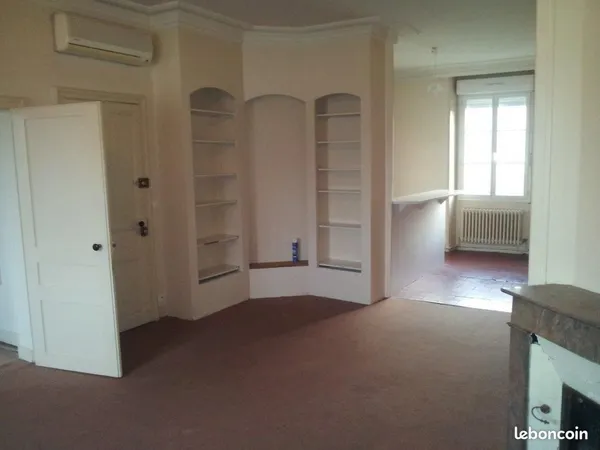 Grand appartement rénové pres du centre type 4