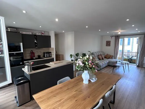 Appartement T3 rénové - 67 m² - Double balcon Est/Ouest - Voiron centre
