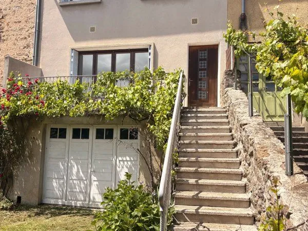 Maison de village avec terrasse, jardin et garage